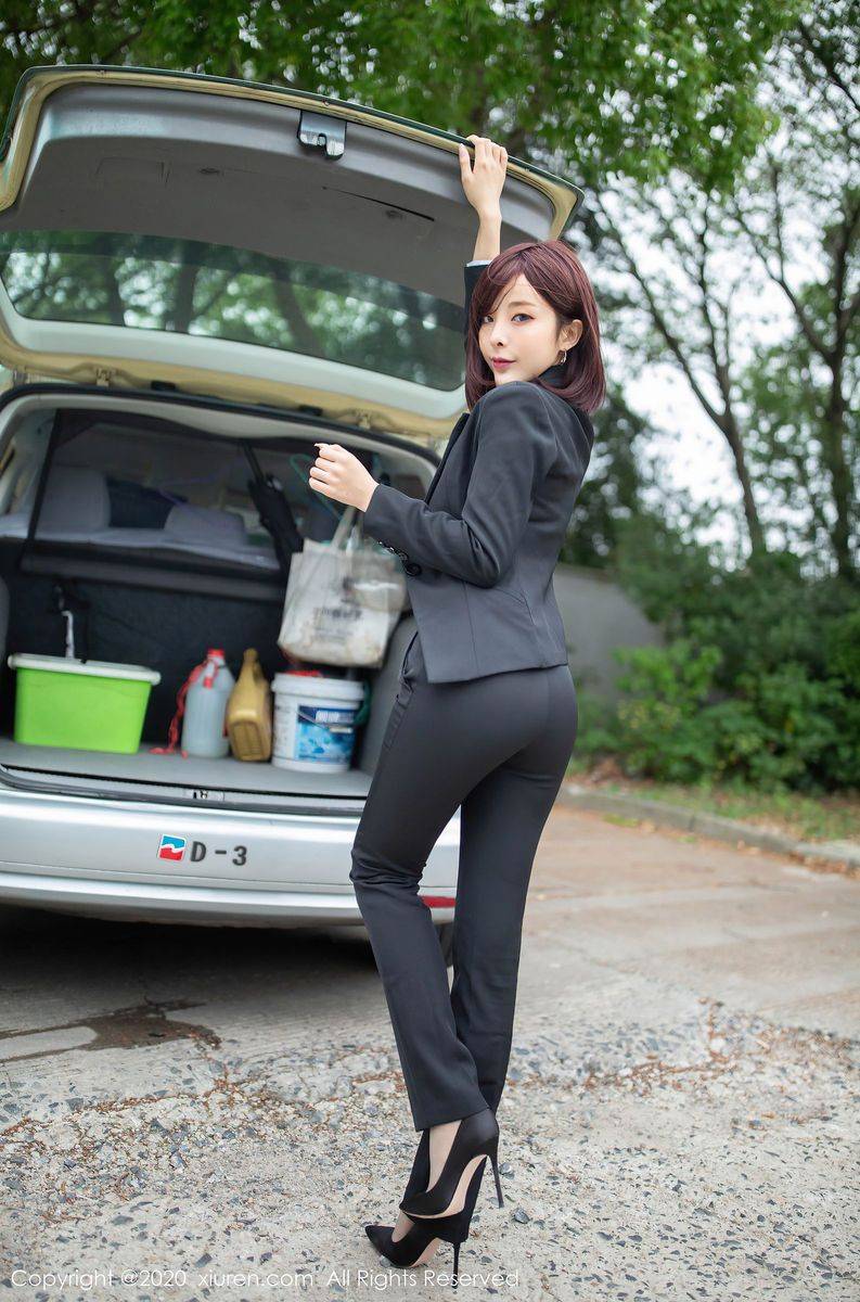 秀人网美女模特陈小喵白衬衫职场OL出租车司机主题性感写真