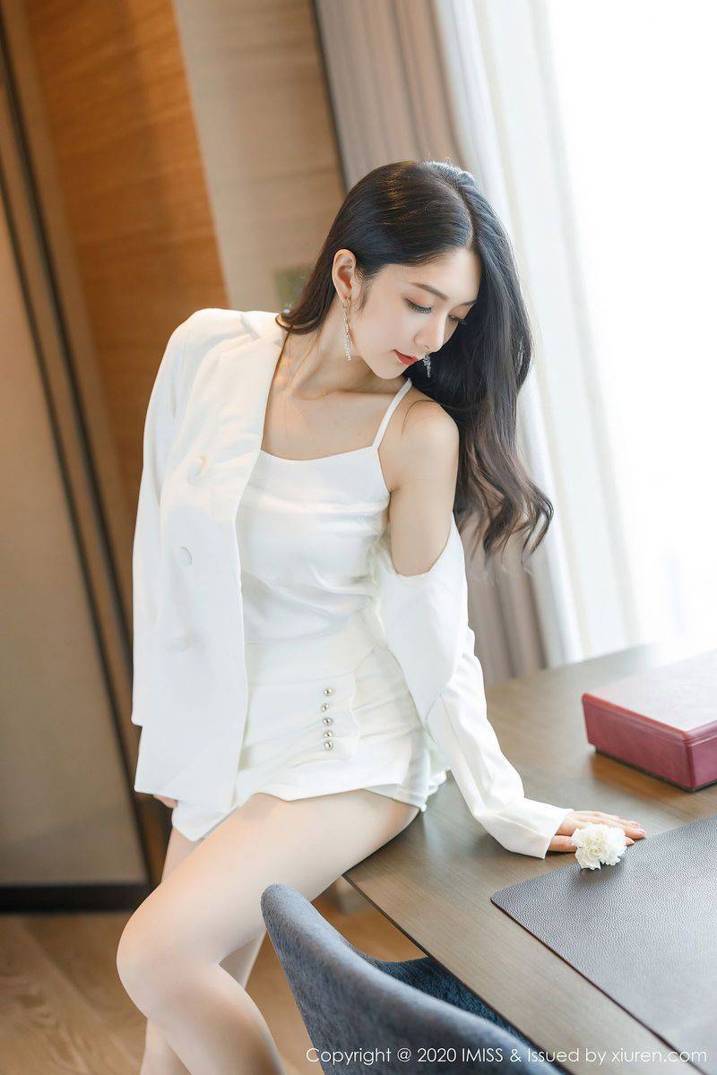 爱蜜社性感女神Angela小热巴白色睡裙与朦胧丝袜迷人写真-5