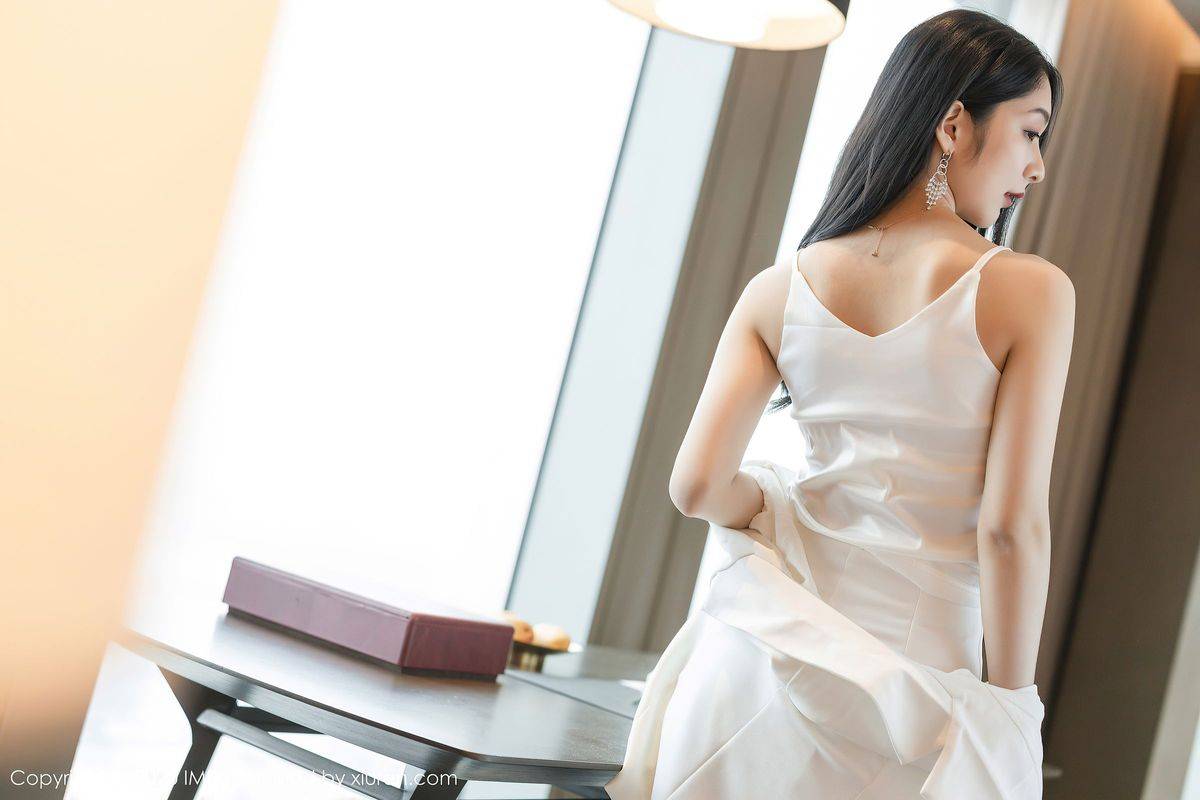 爱蜜社性感女神Angela小热巴白色睡裙与朦胧丝袜迷人写真-10