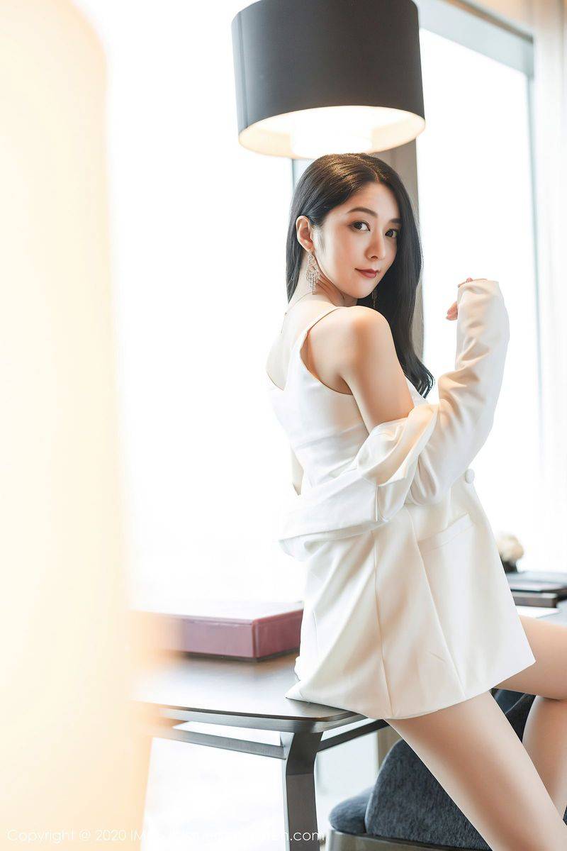 爱蜜社性感女神Angela小热巴白色睡裙与朦胧丝袜迷人写真-8