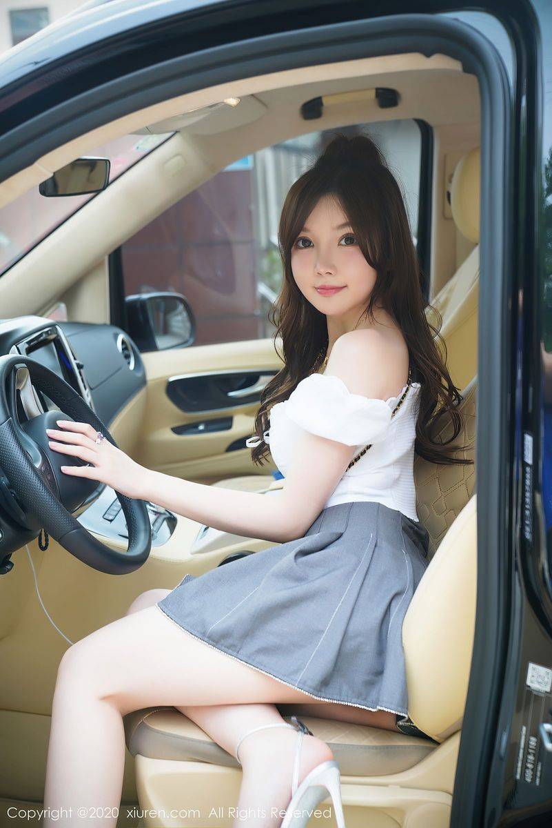 秀人网美女模特糯美子Mini经典短裙室外商务车车拍系列套图-22