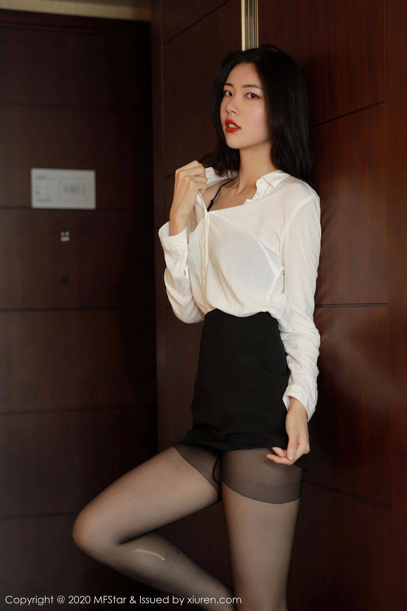 秀人网性感模特噜噜妞儿黑丝玉腿职场OL婷婷玉立妖娆写真-11