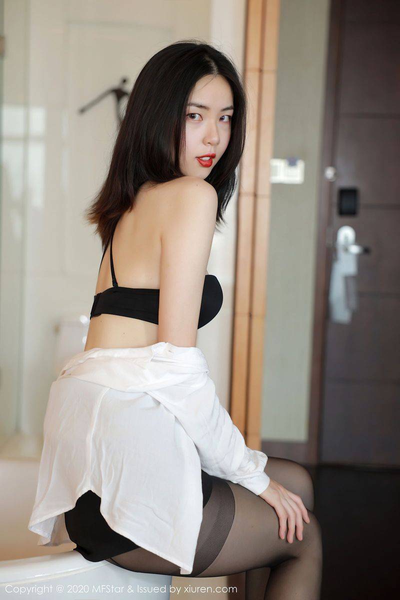 秀人网性感模特噜噜妞儿黑丝玉腿职场OL婷婷玉立妖娆写真-43