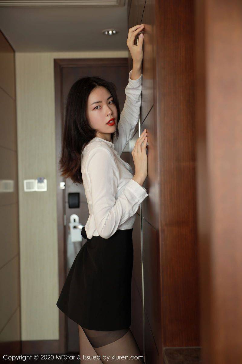 秀人网性感模特噜噜妞儿黑丝玉腿职场OL婷婷玉立妖娆写真-55