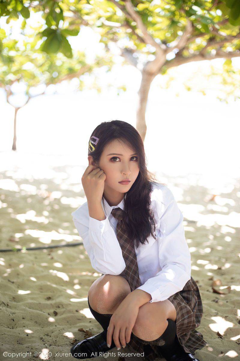 秀人网美女模特Emily顾奈奈酱海边泳衣和黑丝OL系列心愿旅拍-3