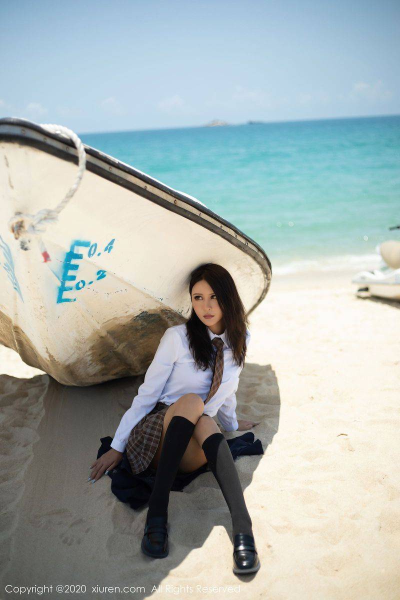 秀人网美女模特Emily顾奈奈酱海边泳衣和黑丝OL系列心愿旅拍-24