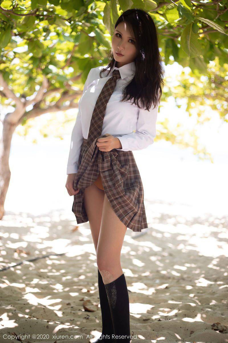 秀人网美女模特Emily顾奈奈酱海边泳衣和黑丝OL系列心愿旅拍-55