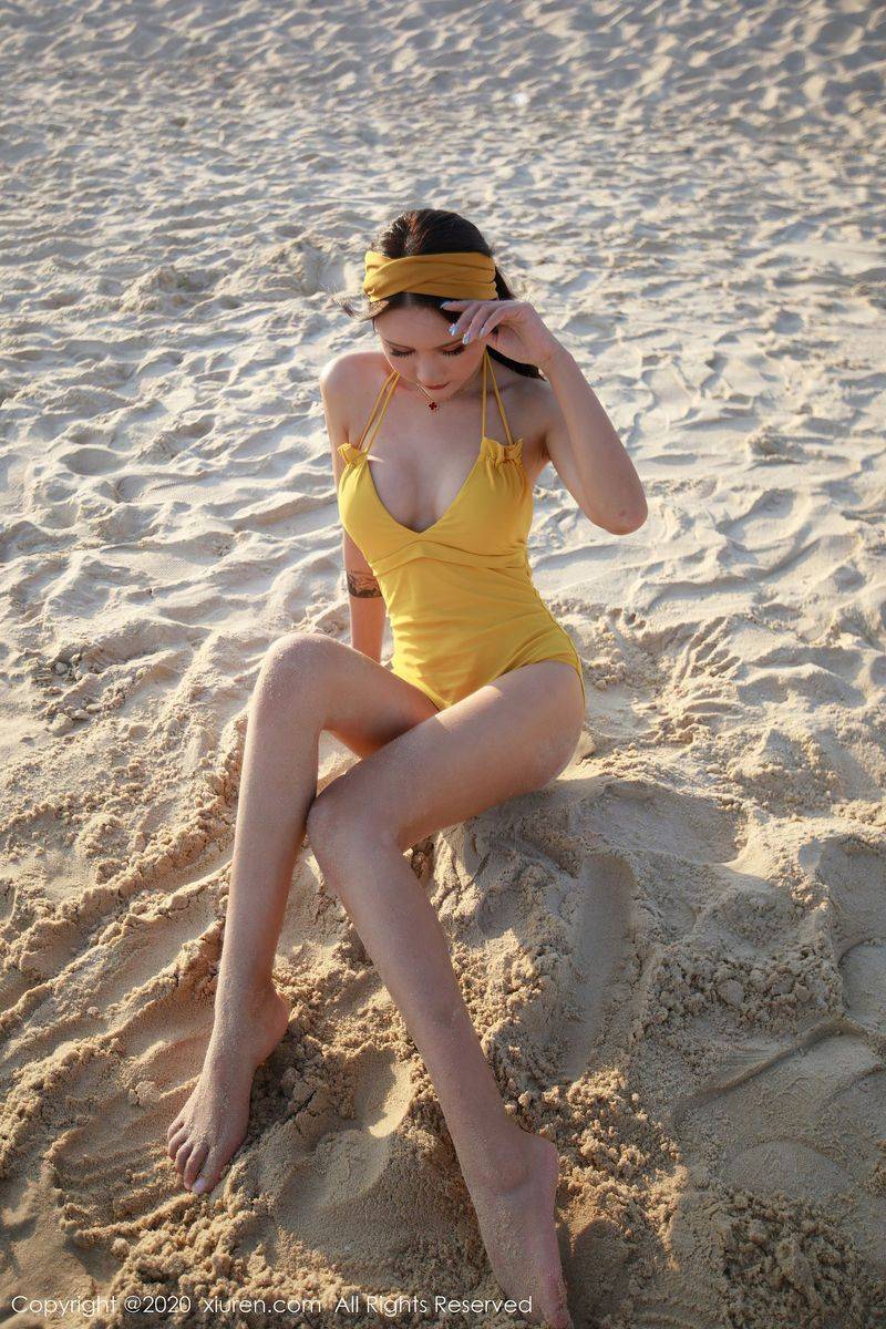 秀人网美女模特Emily顾奈奈酱海边泳衣和黑丝OL系列心愿旅拍-70