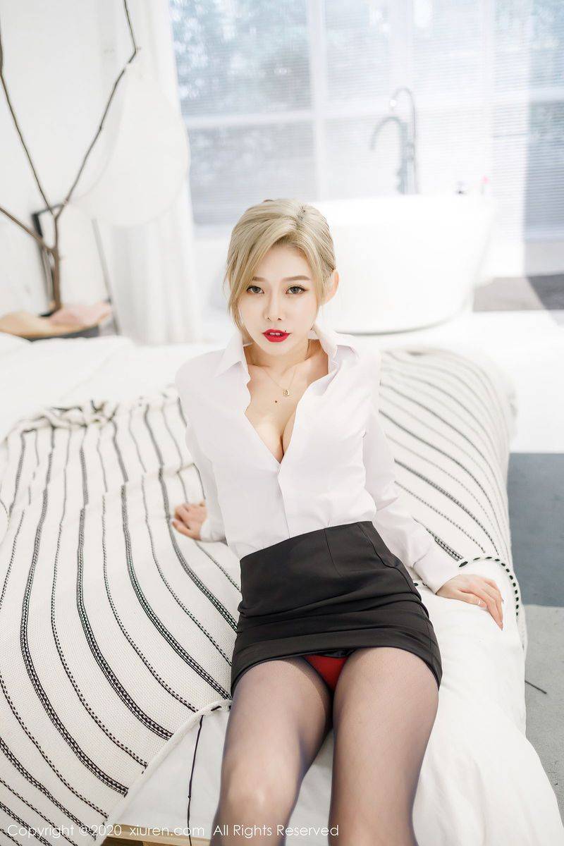 秀人网性感女神luvian本能白衬衫黑丝美腿职场OL系列写真-6