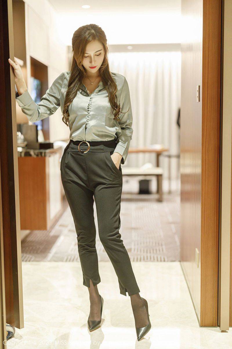 爱蜜社气质女神Lavinia肉肉黑丝美腿内衣诱惑居家性感写真-11