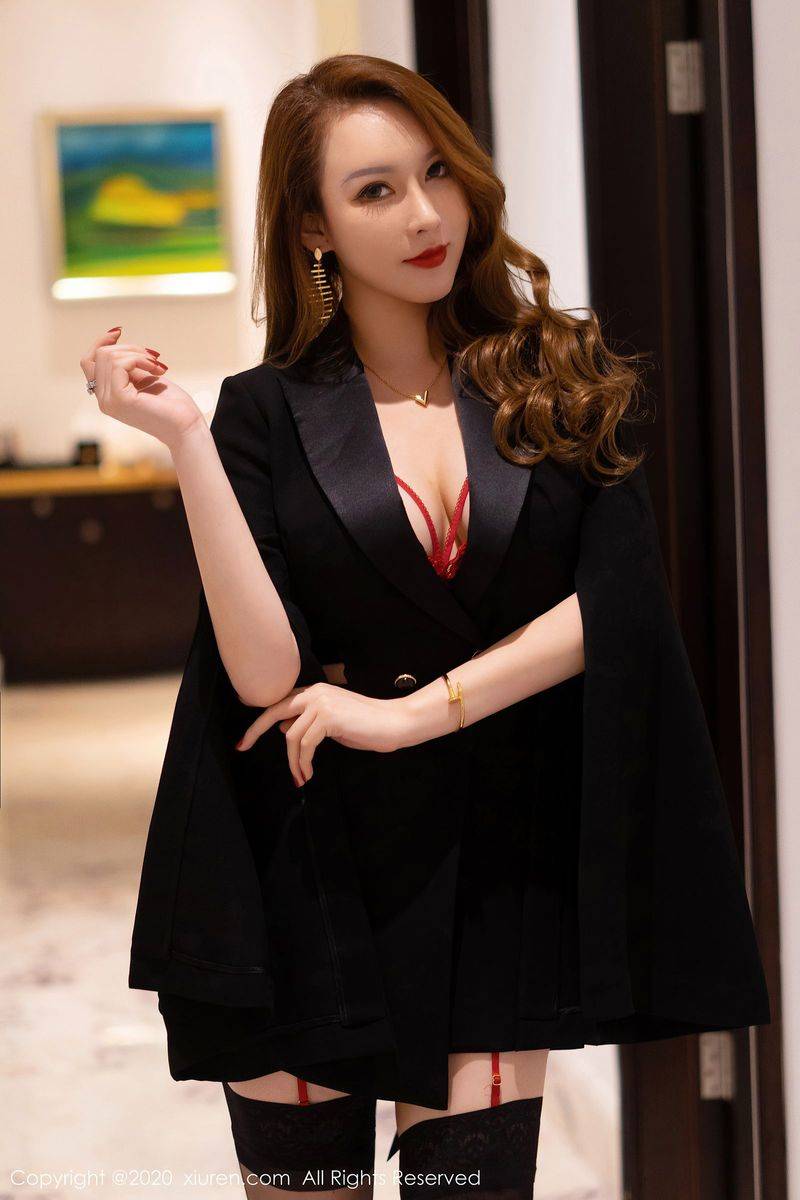 秀人网熟女模特Egg尤妮丝红色内衣黑丝吊袜西装三亚旅拍-12