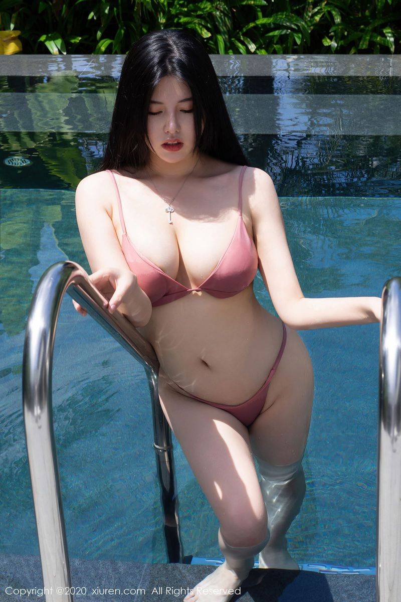 秀人网性感女神娜露Selena泳池比基尼惹火身材系列三亚旅拍-37