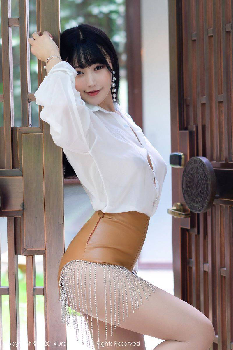秀人网性感女神Flower朱可儿白衬衫与飒爽皮裤西双版纳旅拍-3