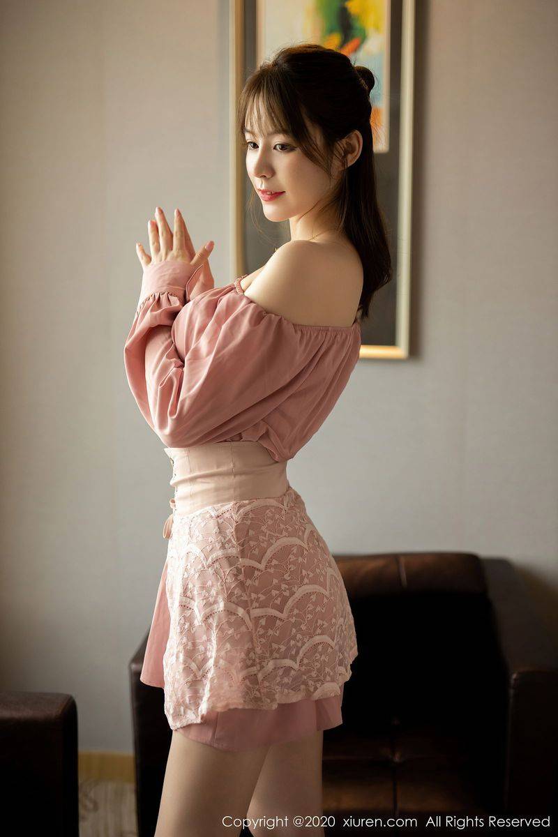 秀人网美女模特yoo优优粉色吊裙光滑肌肤内衣诱惑勾魂写真-35