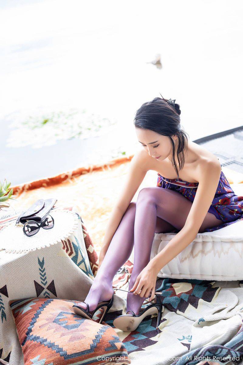 秀人网美女模特蓝夏Akasha紫色花衣丝足美腿大理湖畔写真-8