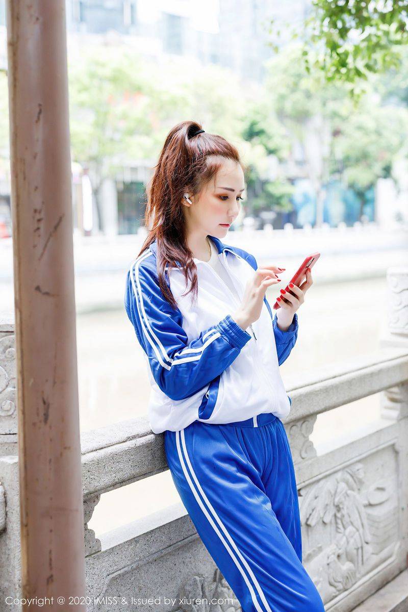 爱蜜社美女模特Evon清纯校服淋雨私房系列波涛胸涌白嫩写真