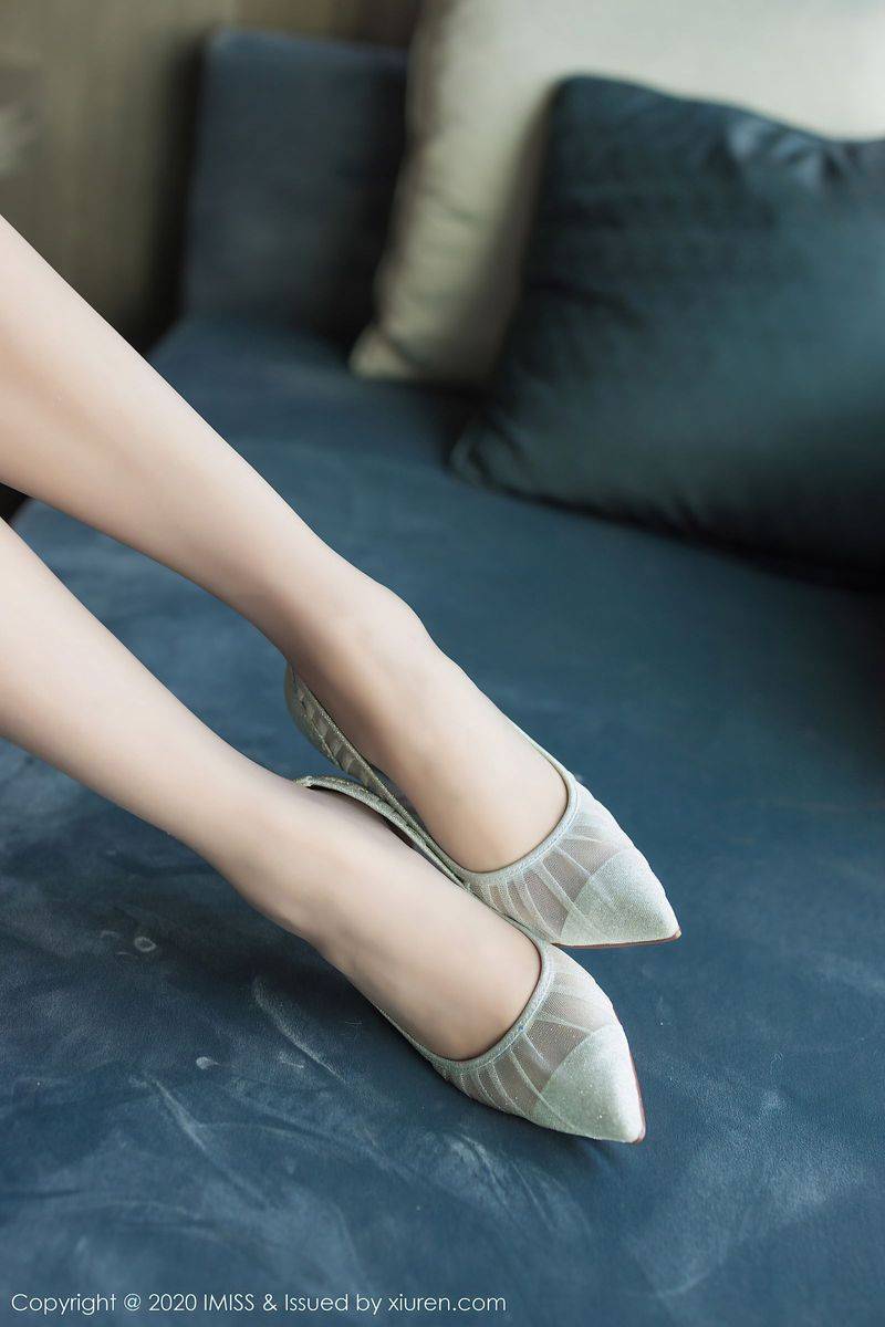 爱蜜社气质女神Lavinia肉肉华丽吊裙诱人身姿朦胧丝袜套图-7