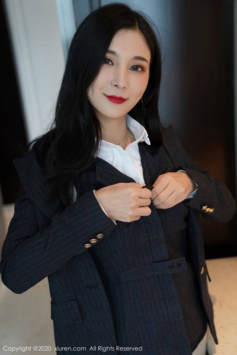 秀人网性感模特小蛮妖x白衬衫黑短裙职场OL制服系列写真-18