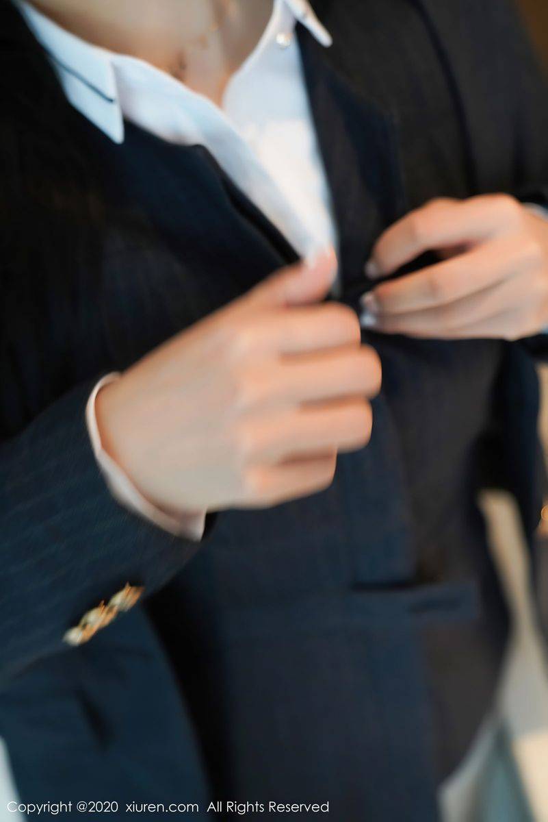 秀人网性感模特小蛮妖x白衬衫黑短裙职场OL制服系列写真-17