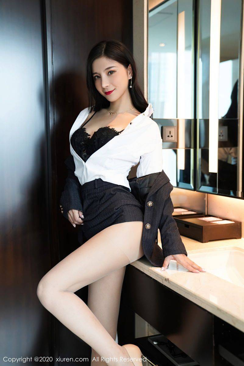 秀人网性感模特小蛮妖x白衬衫黑短裙职场OL制服系列写真-67