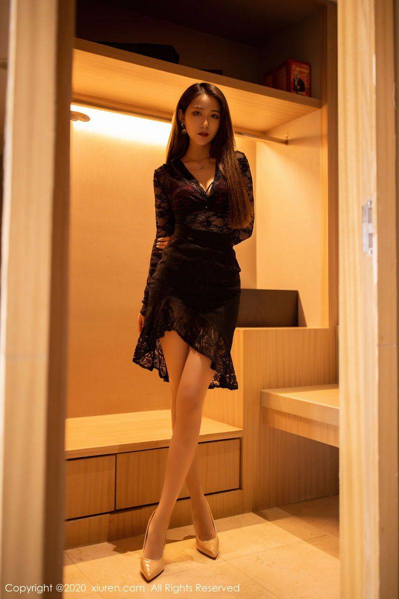秀人网丽质模特周慕汐fairy黑丝镂空吊裙丝袜高跟鞋朦胧写真-23