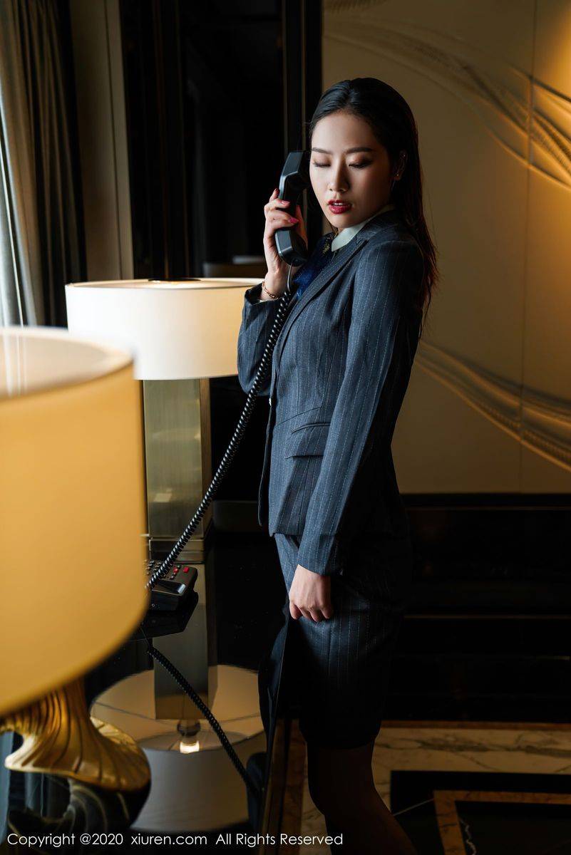 秀人网美女模特方子萱经典职场OL制服女秘书装扮妖娆写真-3