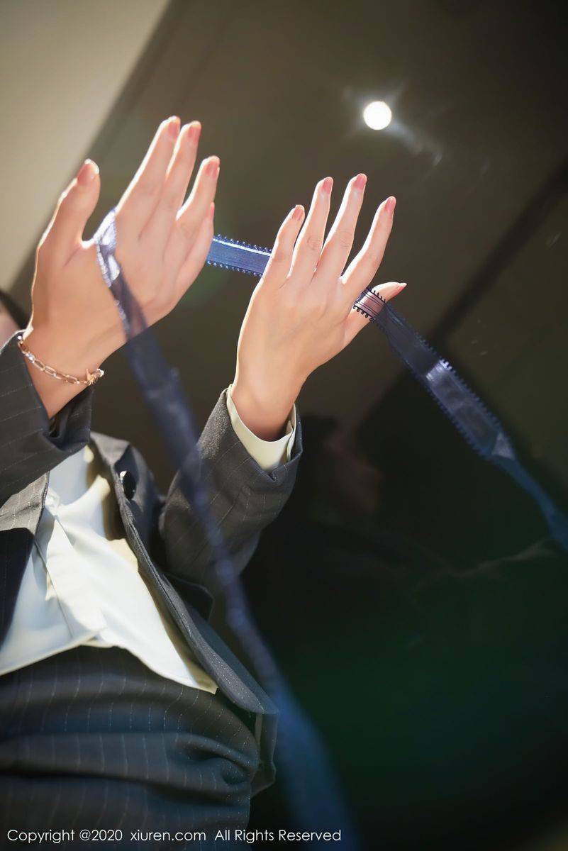 秀人网美女模特方子萱经典职场OL制服女秘书装扮妖娆写真-35