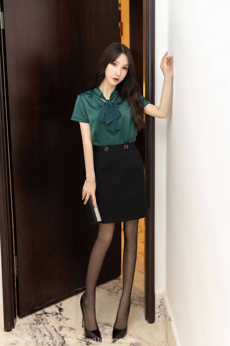 尤蜜荟性感女神周于希Sandy经典女秘书OL制服系列三亚旅拍