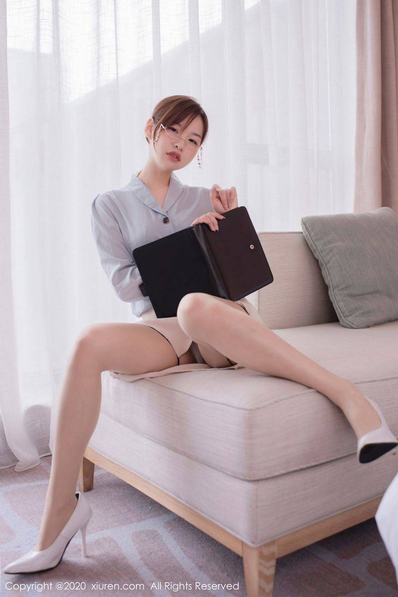 秀人网美女模特范小宣fancy办公室丝袜诱惑OL制服成都旅拍-8