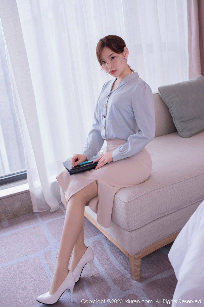 秀人网美女模特范小宣fancy办公室丝袜诱惑OL制服成都旅拍-45