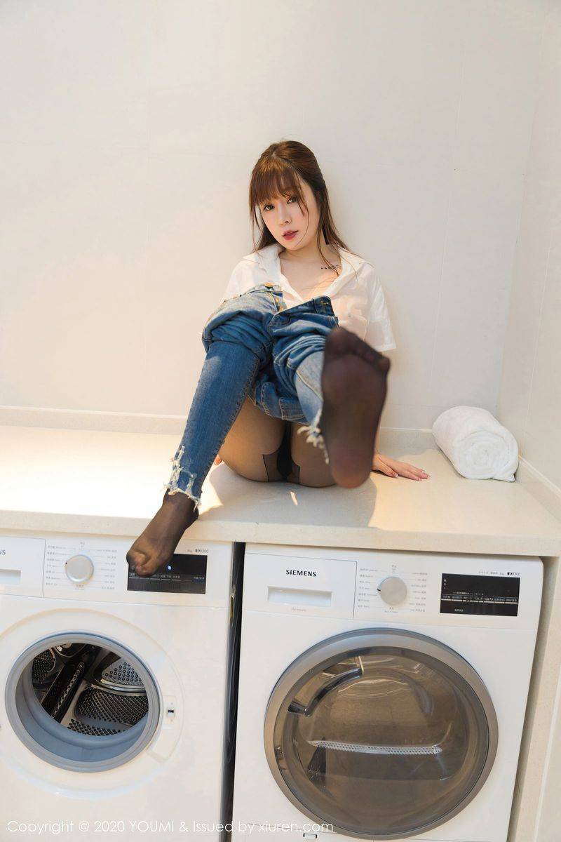 尤蜜荟性感女神王雨纯白衬衫与黑丝美腿极致熟女妩媚写真-59