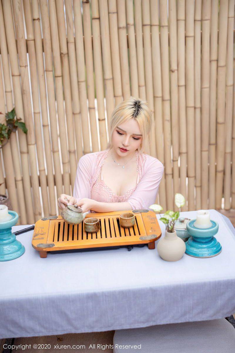 秀人网性感女神Lovely璐璐粉色连衣裙系列古风场景魅力写真