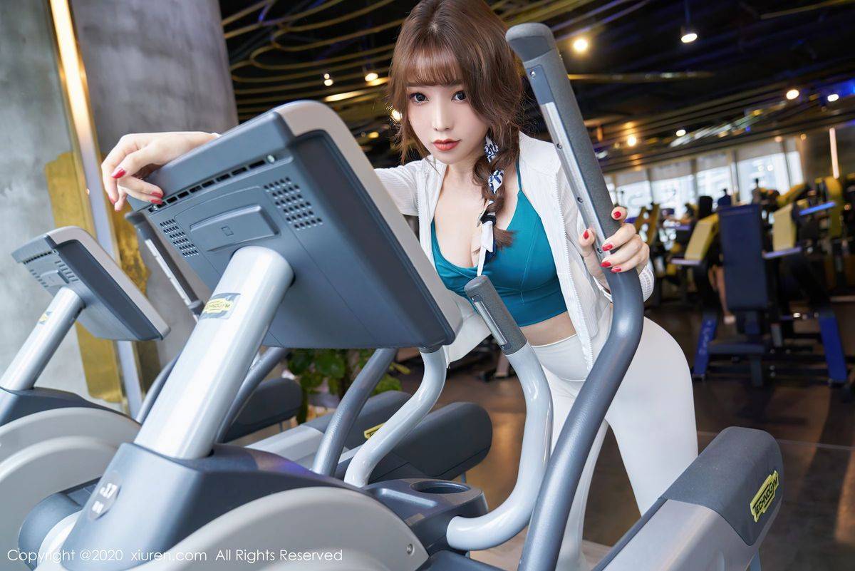 秀人网性感女神芝芝Booty紧身健身衣丰满身材健身房系列套图-5