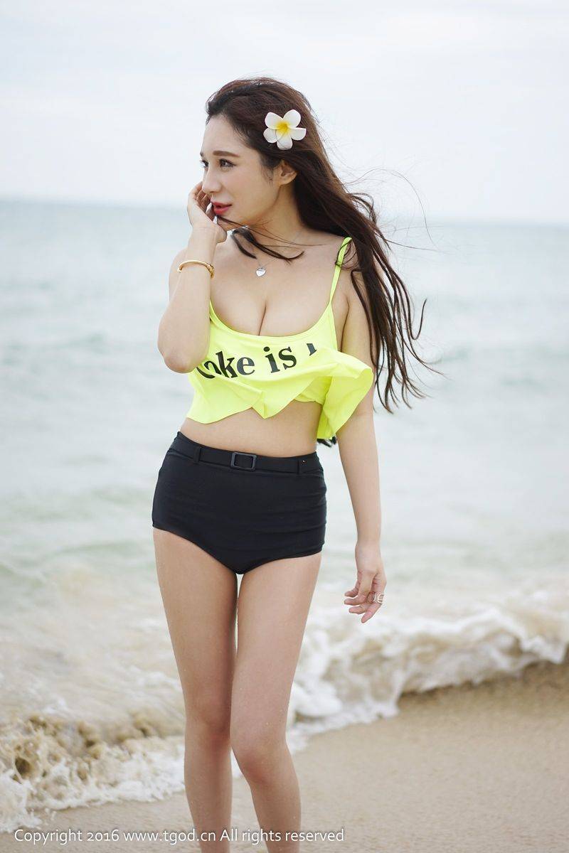 推女神美女模特陈嘉瑶AYomi眉清目秀内衣诱惑系列三亚旅拍-8