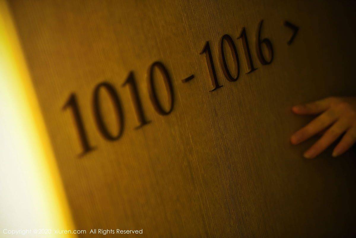 秀人网美女模特美七Mia酒店场景波涛胸涌黑丝制服性感套图