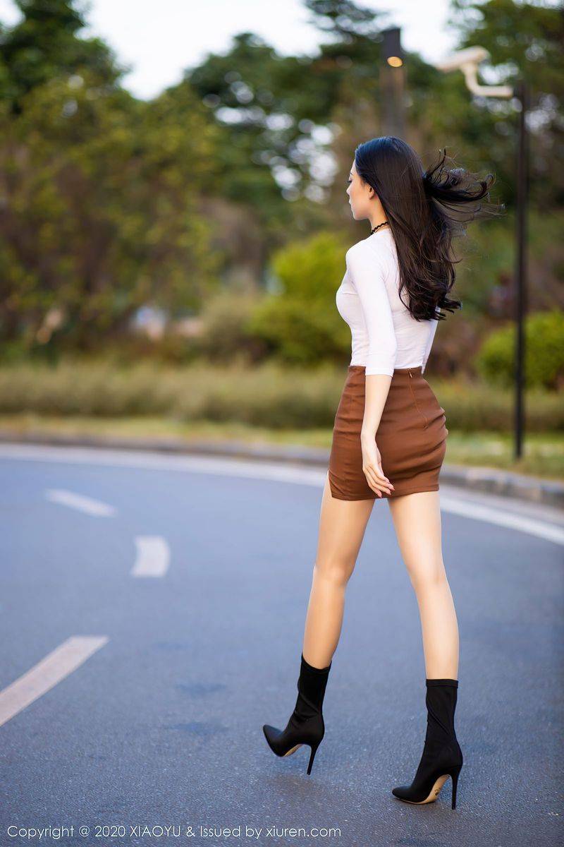 语画界美女模特言沫丝袜美腿户外内衣诱惑车拍系列写真-17