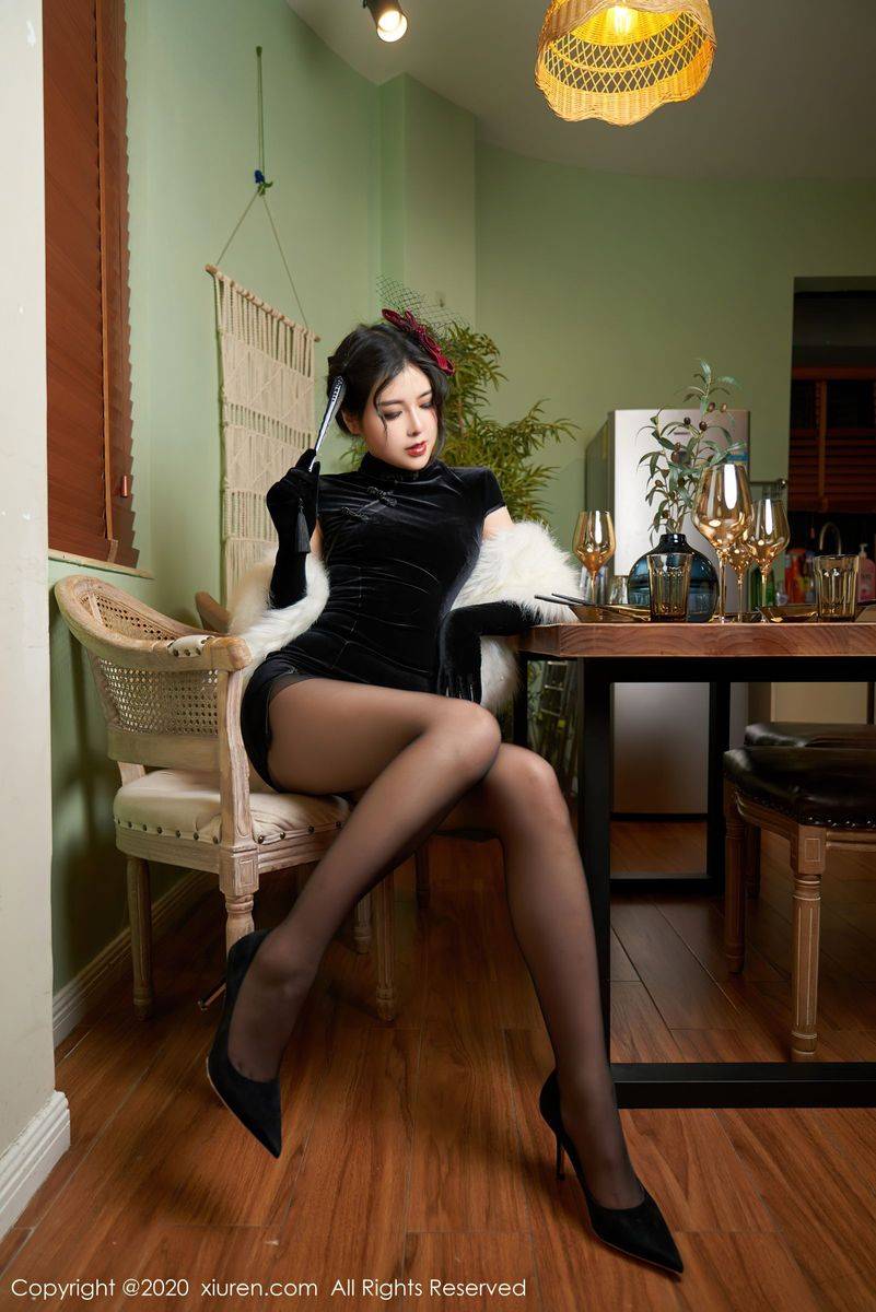 秀人网美女模特韩静安黑丝美腿+婀娜旗袍暗香涌动性感写真