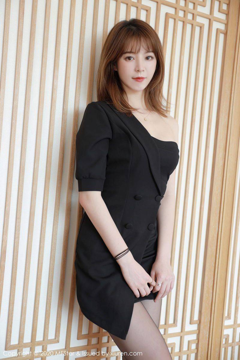 模范学院美女模特幻雪儿抹胸礼裙与黑丝美腿系列四川旅拍-7