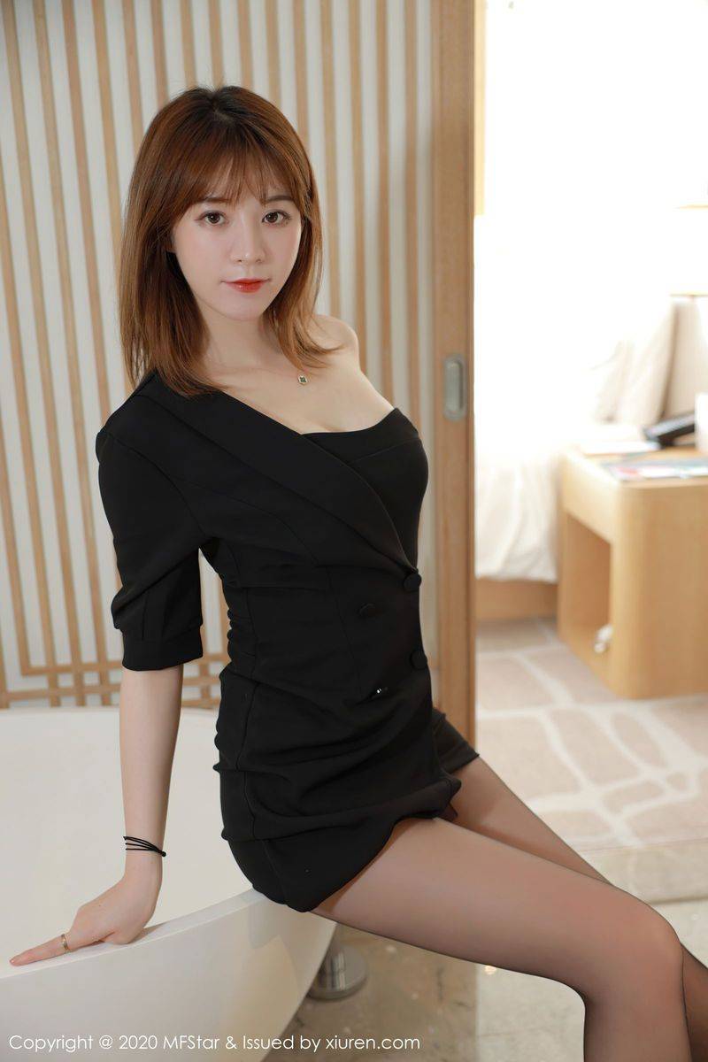 模范学院美女模特幻雪儿抹胸礼裙与黑丝美腿系列四川旅拍-28