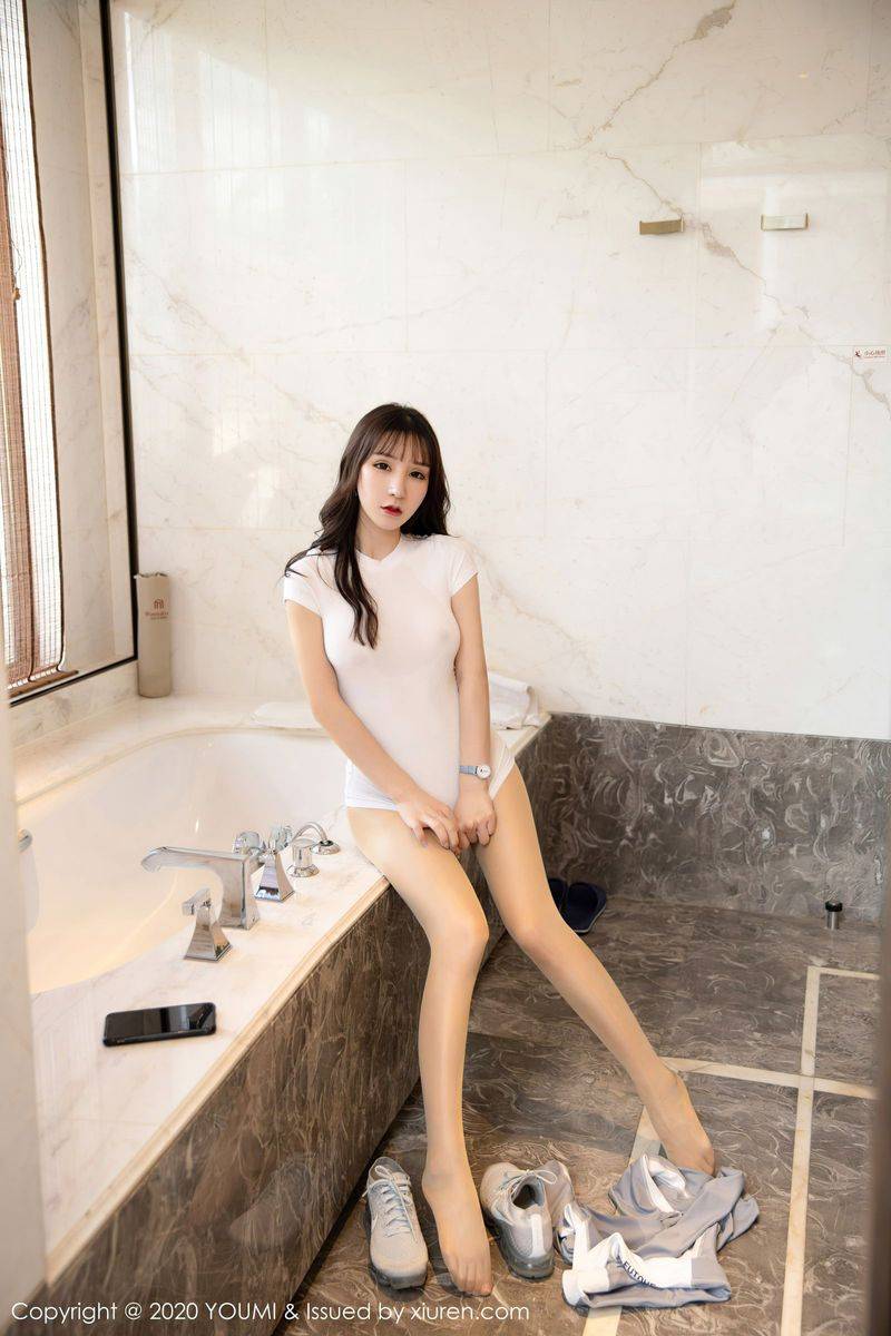 尤蜜荟性感女神周于希Sandy泳池边紧身服饰西双版纳旅拍-60