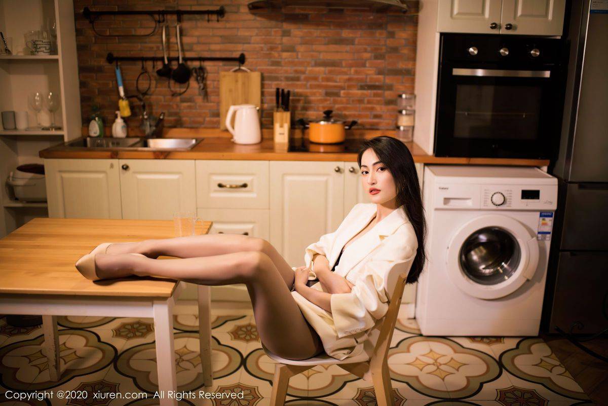 秀人网美女模特程慧娴Phoebe蕾丝内衣丝袜半褪诱人曲线套图-12