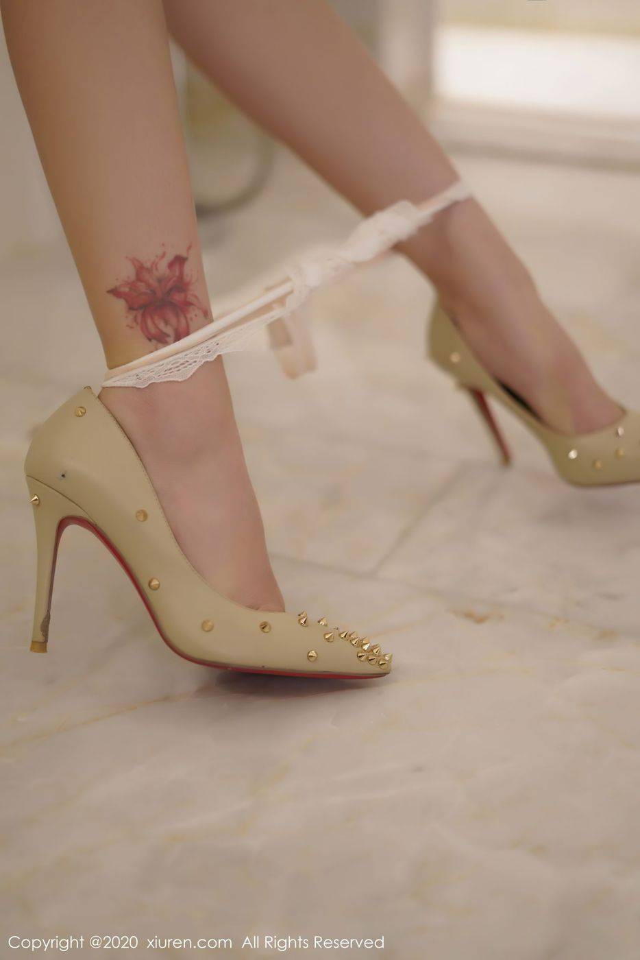 秀人网性感女神冯木木LRIS白色抹胸内衣系列玉腿横陈写真-46