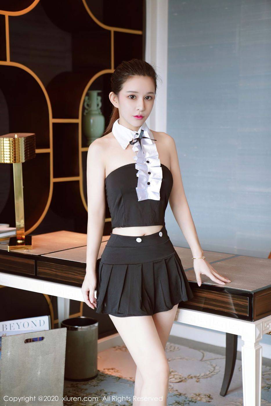 秀人网美女模特张雨萌性感短裙&朦胧丝袜婀娜动人上海旅拍-42