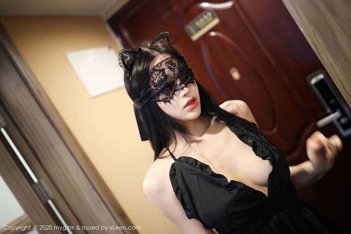 美媛馆性感女神唐琪儿黑纱蒙面黑色吊裙丝袜主题魅惑写真