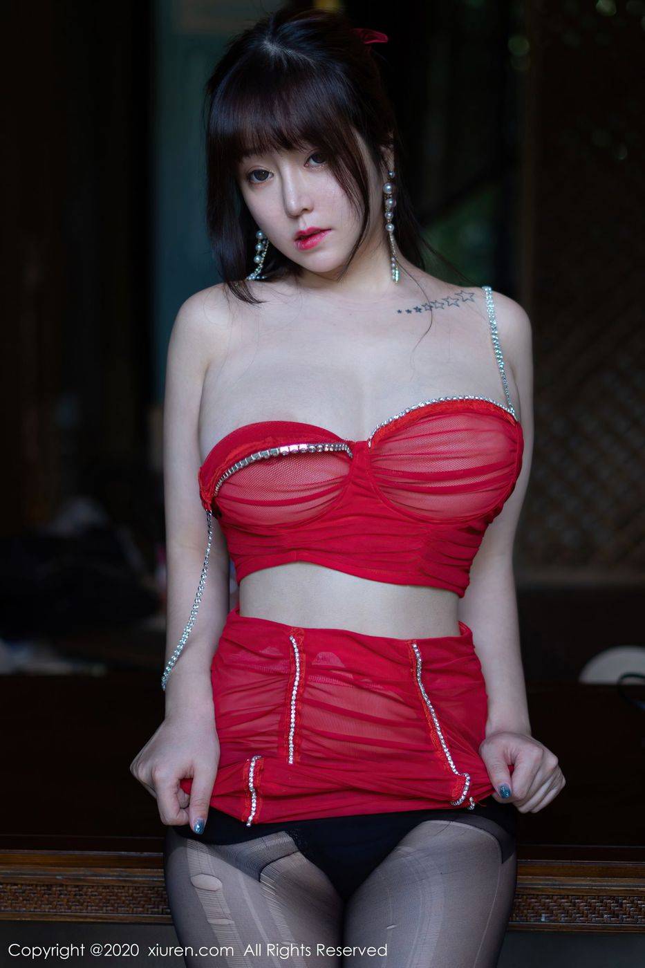 秀人网性感女神王雨纯猩红内衣与魅惑黑丝西双版纳旅拍-32