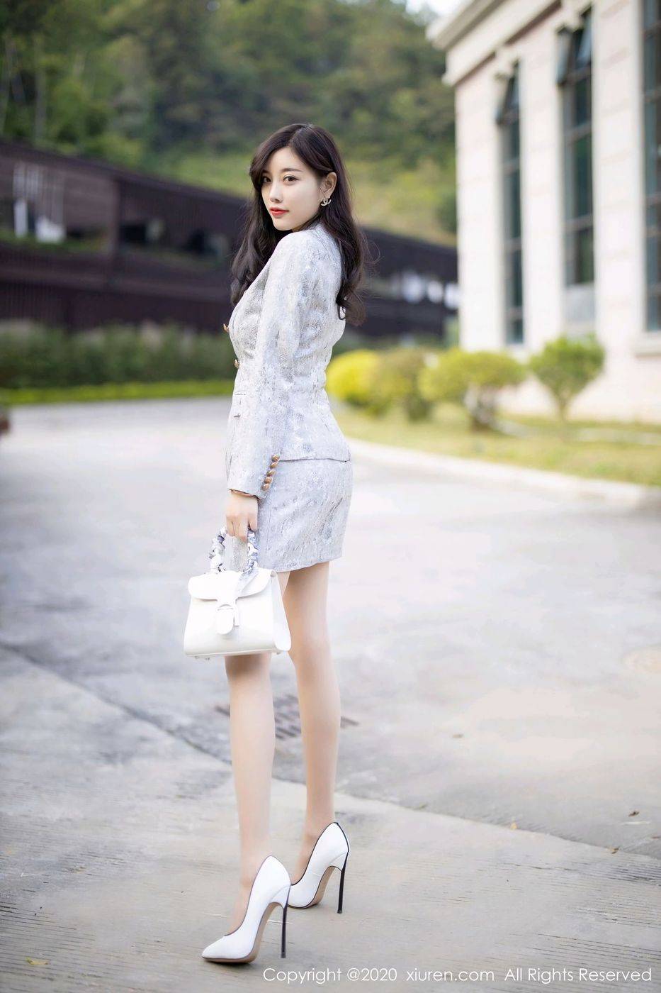 秀人网甜美女神杨晨晨sugar丝袜美腿+高跟鞋户外性感写真