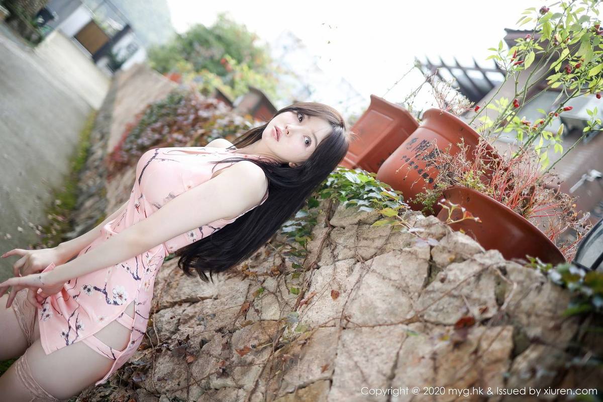 美媛馆美女模特糯美子Mini粉色旗袍与丝袜美腿童颜身材写真-21