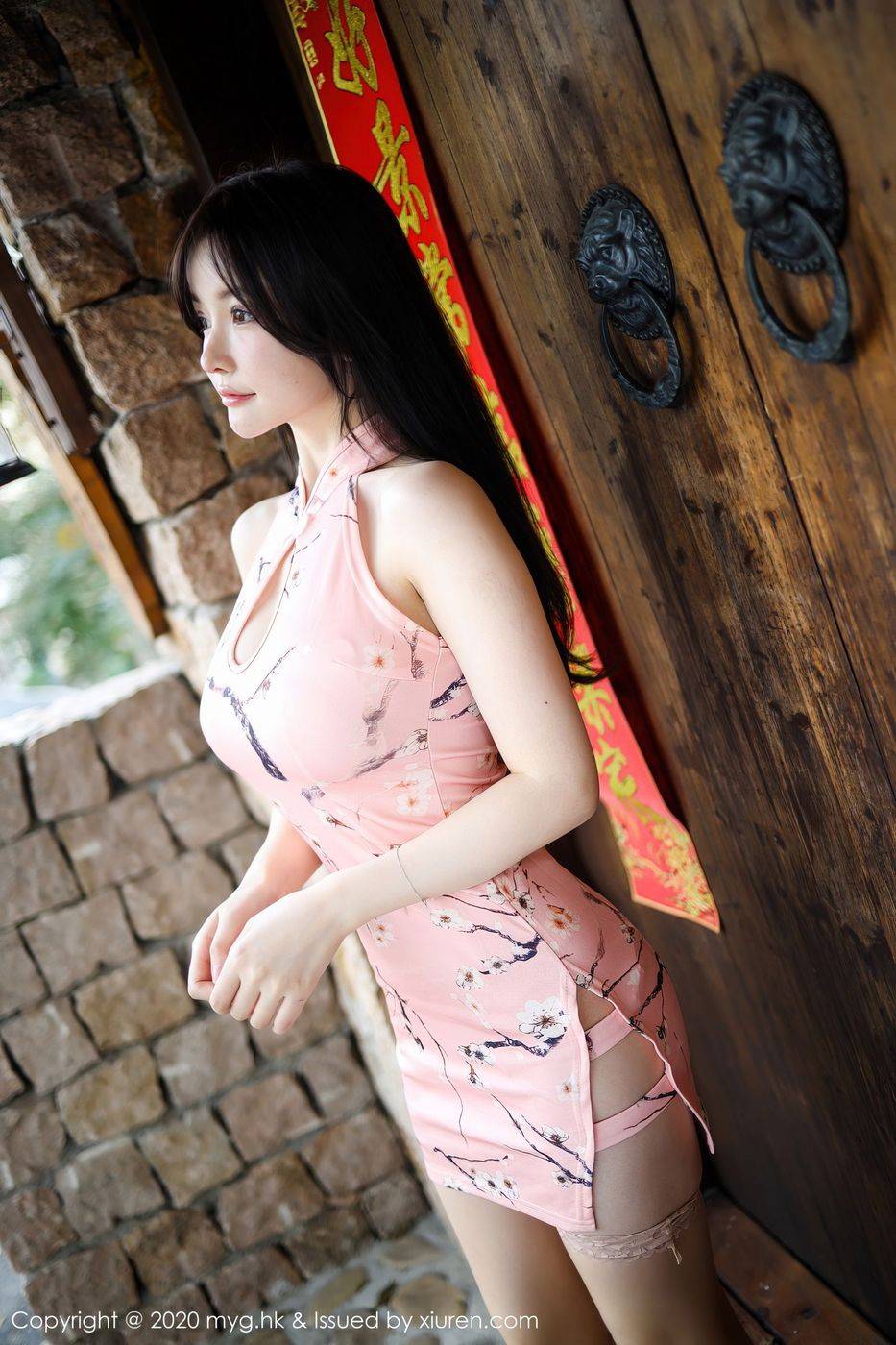 美媛馆美女模特糯美子Mini粉色旗袍与丝袜美腿童颜身材写真-28