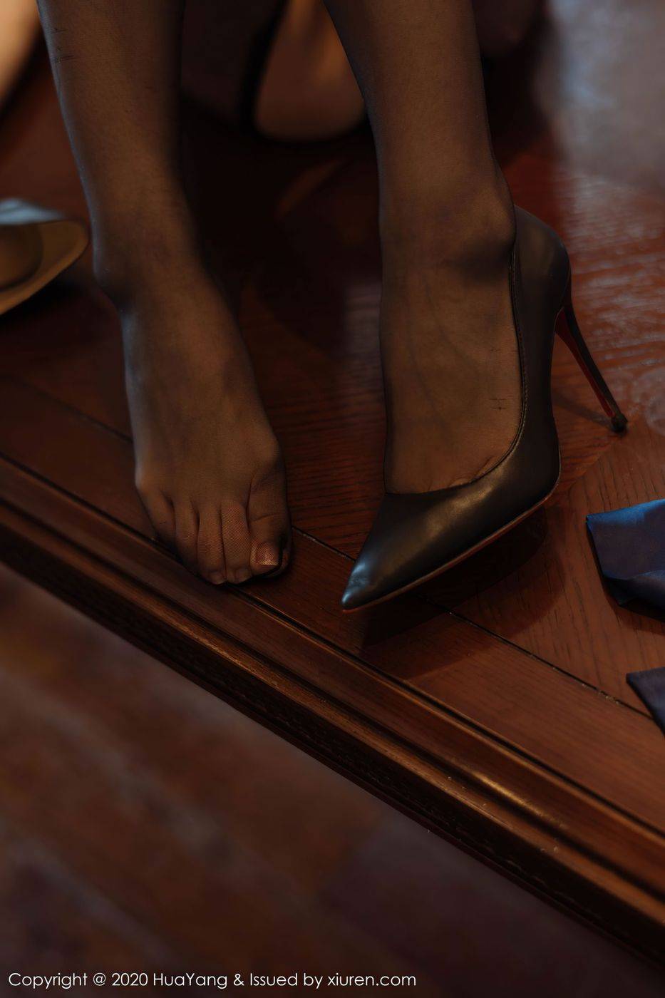 花漾Show性感女神周于希Sandy白衬衫黑短裙制服系列云南旅拍-60