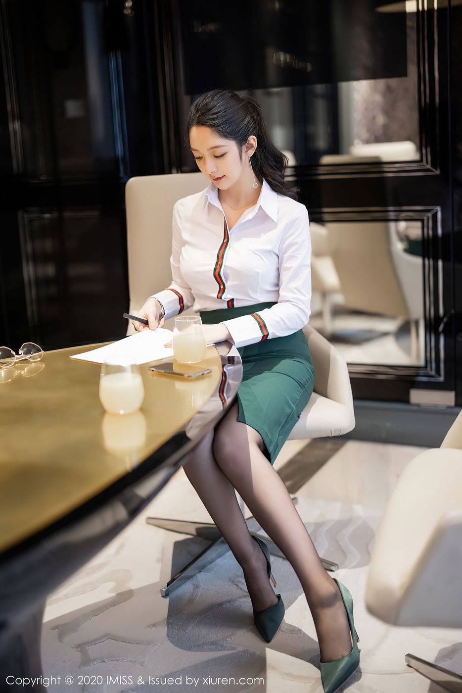 爱蜜社性感女神Angela小热巴都市风格职场OL丝袜系列极致写真